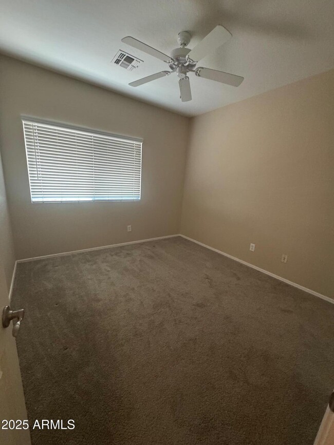 Building Photo - 1359 E Parkview Dr