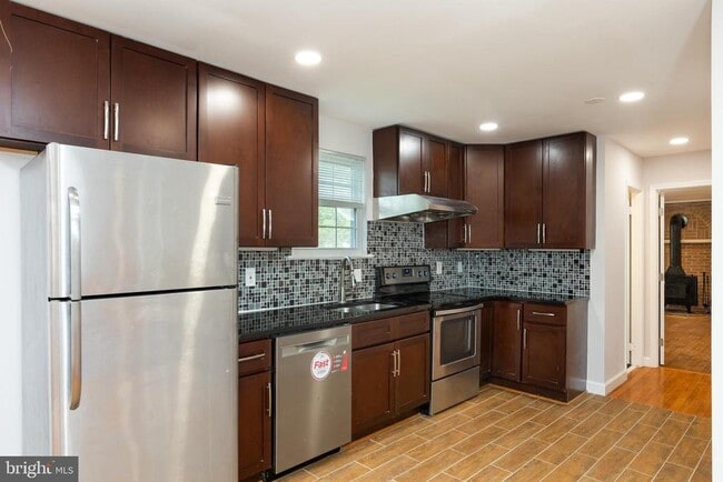 Building Photo - 9004 Roundleaf Way