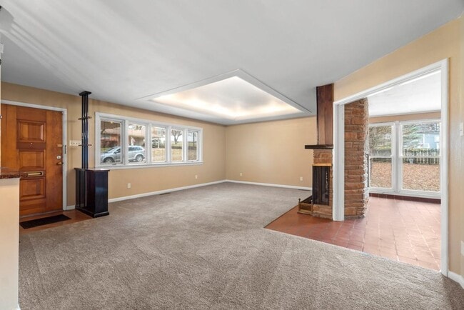 Building Photo - House Close To Campus!