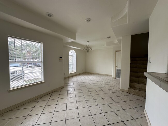 Building Photo - 1000 Ranchway Dr
