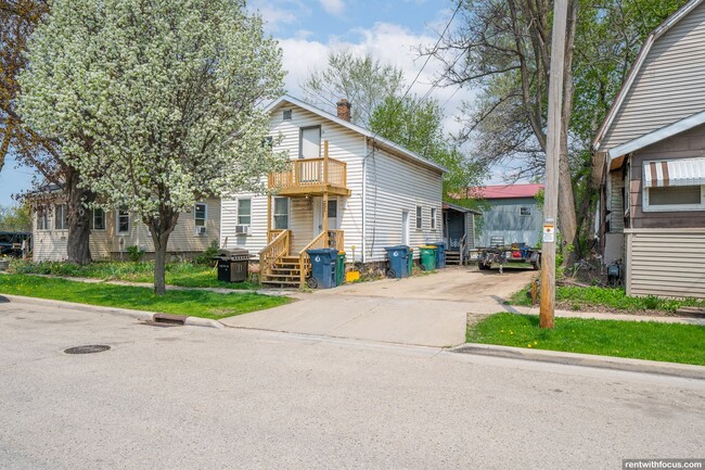 Building Photo - 231 W Follett St