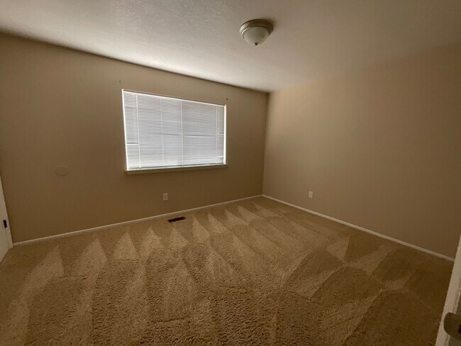 Building Photo - 1621 N Farmington Ave