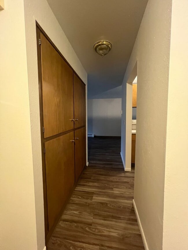 Building Photo - 2 bed 1 bath Apartment - W/ Rent Special!