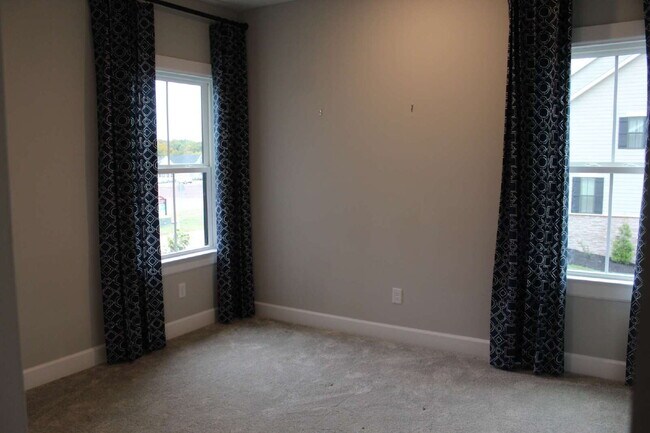Building Photo - Exquisite 3-Bed Townhouse in Moon Township with Scenic Views & Modern Finishes!