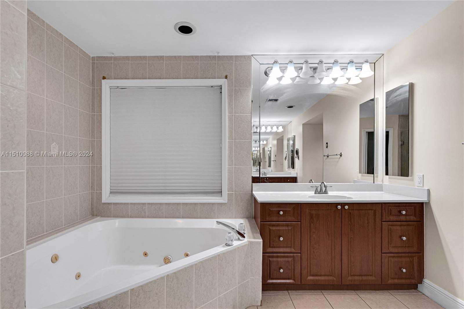 Building Photo - 5253 NW 94th Doral Pl