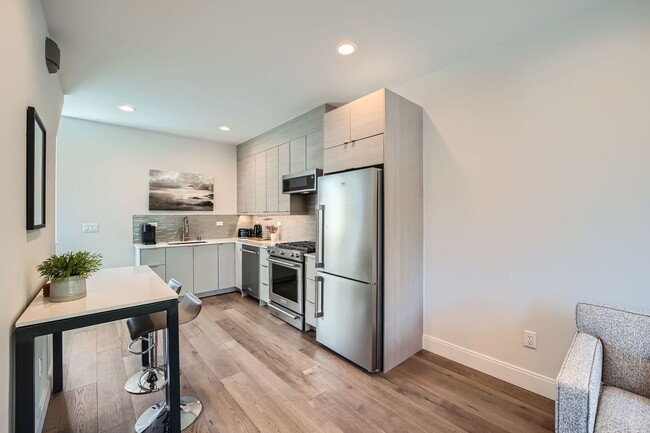 Building Photo - Modern stylings and cutting-edge convenien...