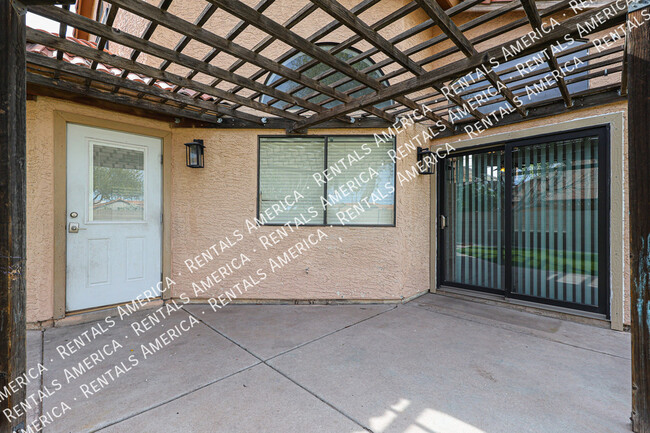 Building Photo - 967 E Rockwell Dr