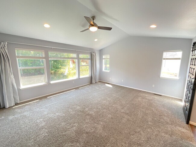 Building Photo - 6 Bedroom Home Available Near North Gate B...