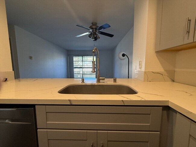 Building Photo - **$300 OFF FIRST MONTHS RENT** Renovated S...