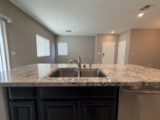 Building Photo - GATED 3 BED 3 BATH 2 CAR GARAGE TOWNHOUSE W/ BED AND BATH DOWNSTAIRS + LOFT & YARD. COMMUNITY FEA...
