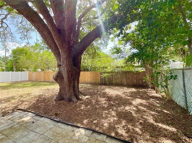 Building Photo - 644 Manor Dr W