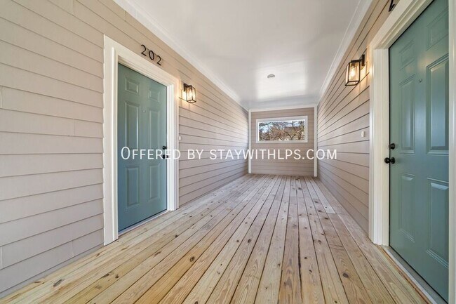 Building Photo - 1571 Court Ave