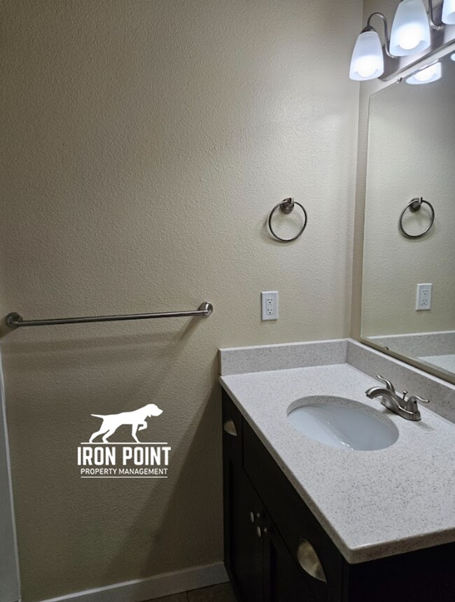 Building Photo - 3bed/2.5 bath Townhome in Boise w/2 Car Garage, Community Pool & Fitness Center