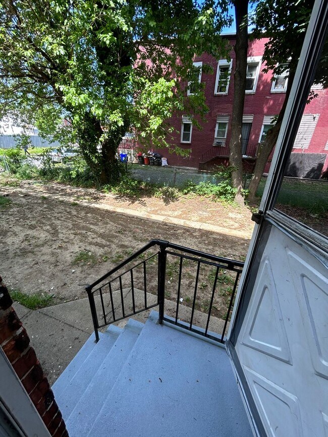 Building Photo - 1458 Kenwood Ave