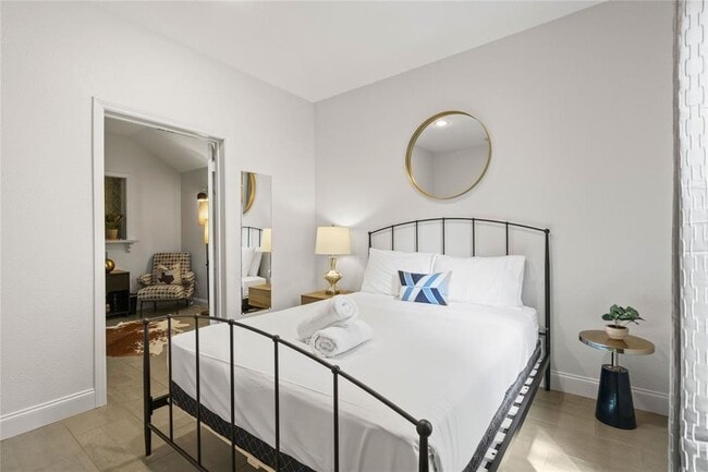 Building Photo - 2106 Kenwood Ave