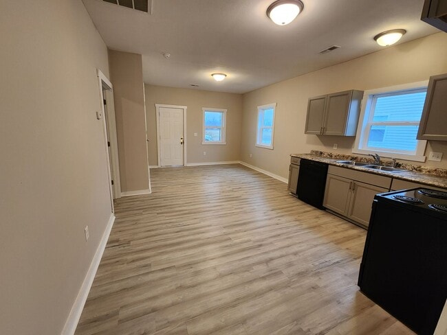 Building Photo - Spacious 3-Bedroom, 1-Bathroom Home AVAILABLE NOW!!