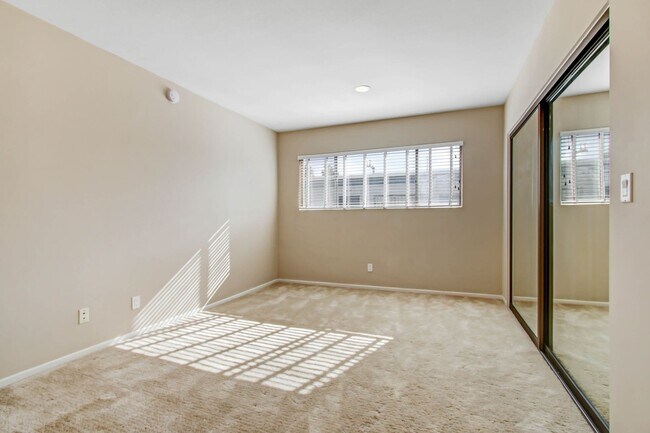 Building Photo - Spacious & Bright 3BR Condo with Bonus Room, Secured Parking & Hollywood History!