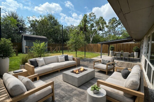 Building Photo - 4709 Lido Ln