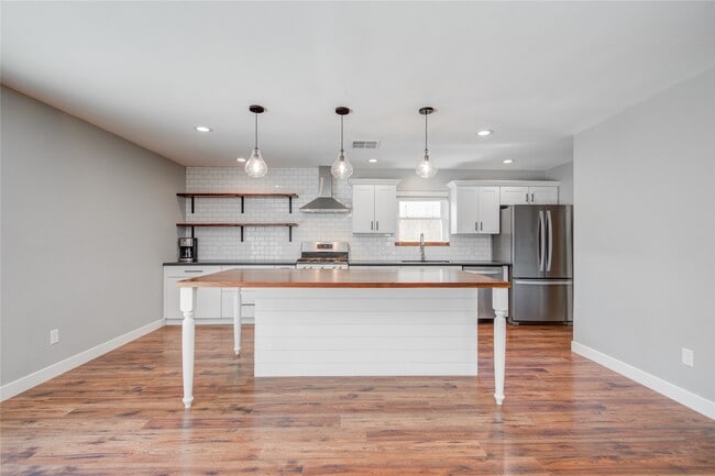 Building Photo - 966 Redway Ln