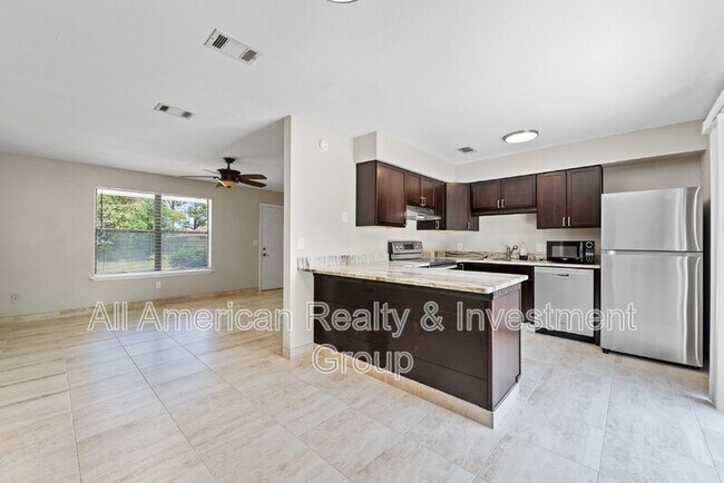 Building Photo - 834 Boulevard De L'Orleans