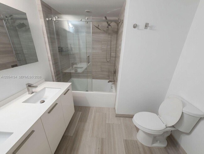 Building Photo - 1300 Brickell Bay Dr