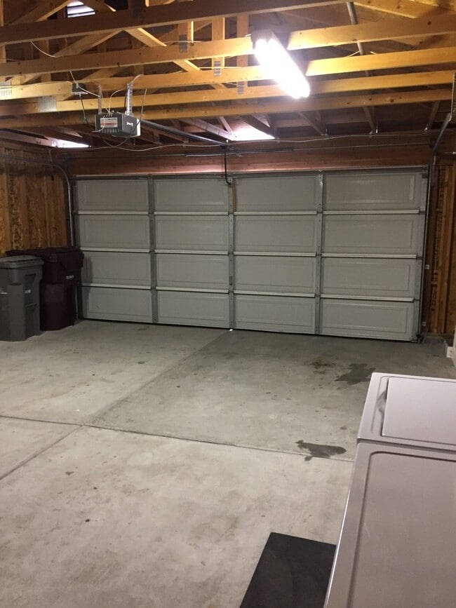 Building Photo - 2 Bedroom 2 Bath House Near Back Entrance ...