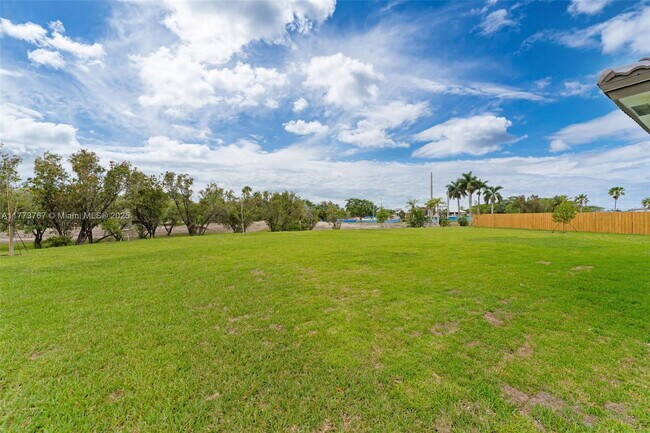 Building Photo - 2700 SE 23rd Ave