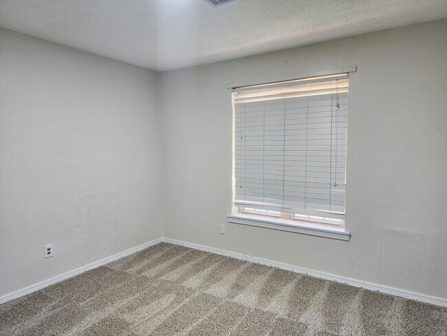 Building Photo - 4213 N Lottie Ave