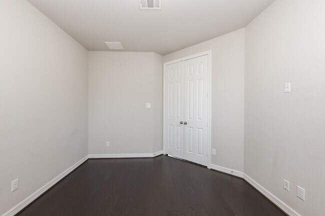 Building Photo - 2119 Stargrass Dr