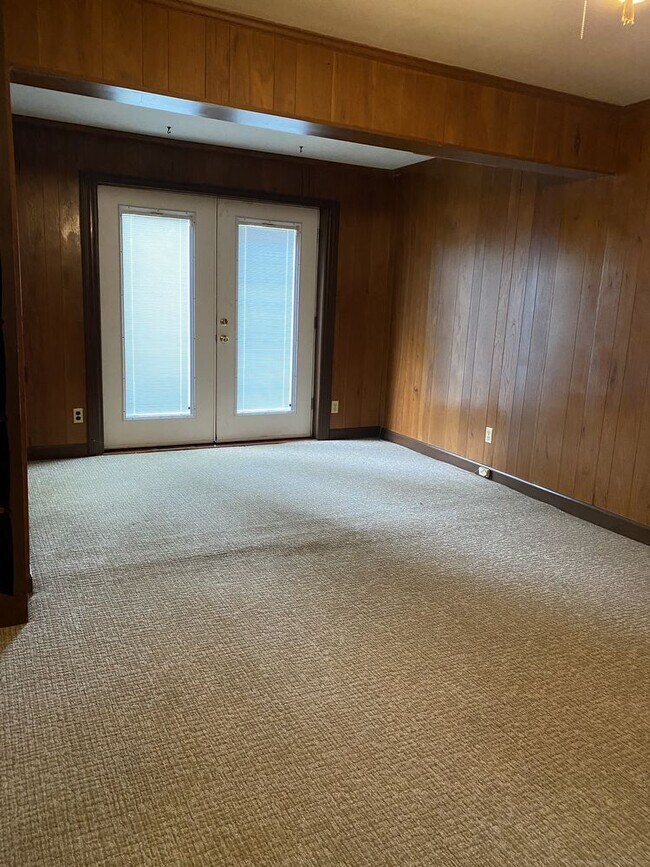 Building Photo - 3 Bedroom two bath in Lindley Park
