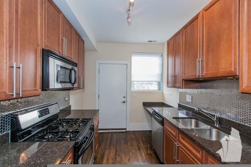 Building Photo - 1851 W Cornelia Ave