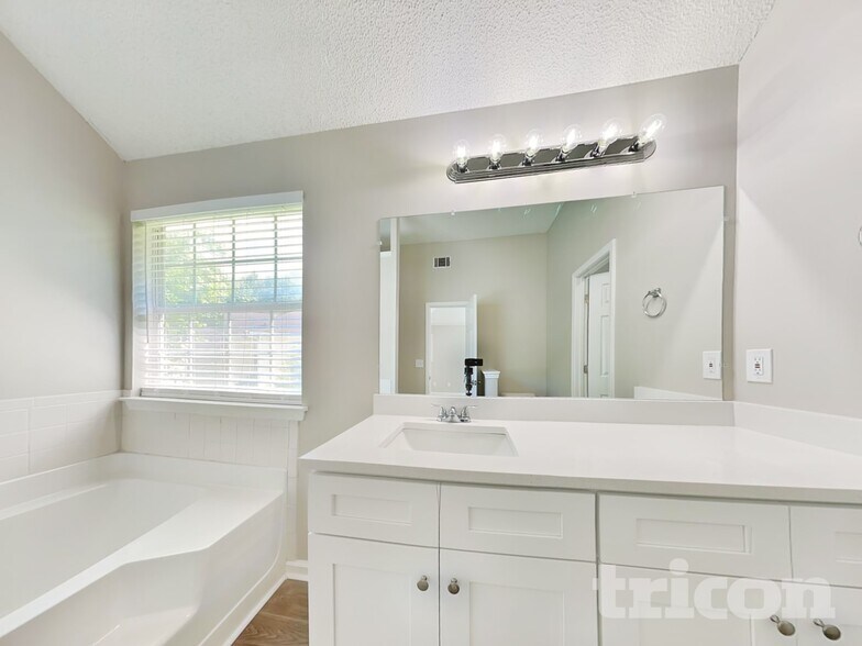 Building Photo - 1099 Sugarcreek Way