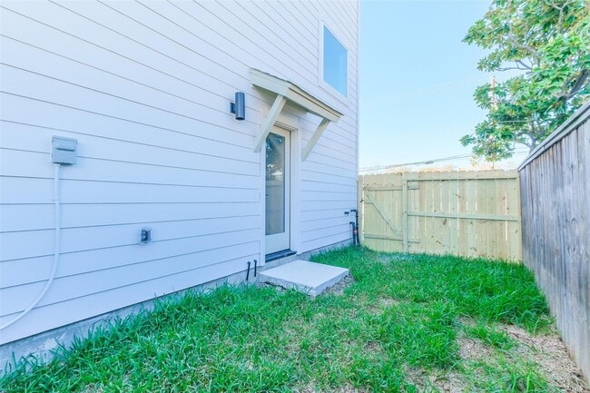 Building Photo - 8323 Brecha Ln