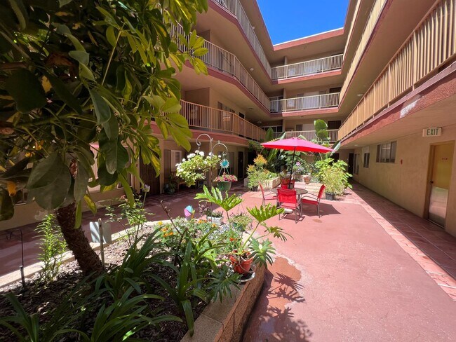 Building Photo - 2 Bedroom 2 Bath Spacious Condo For Rent in Long Beach Comes with Assigned Garage Space - Marketi...