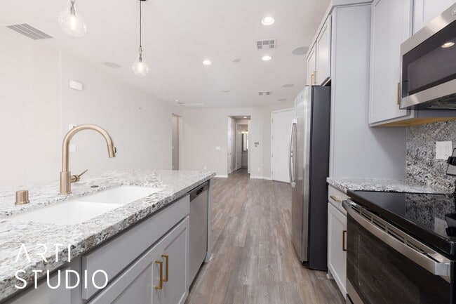 Building Photo - Beautiful Home on Parliament Pt With Spect...