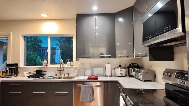 Building Photo - 6505 Skyfarm Dr