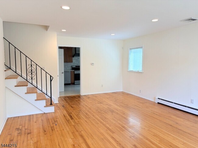 Building Photo - 32 Pawnee Ave