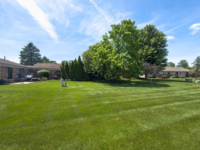 Building Photo - Move-In Ready Ranch Condo with Basement & Prime Location