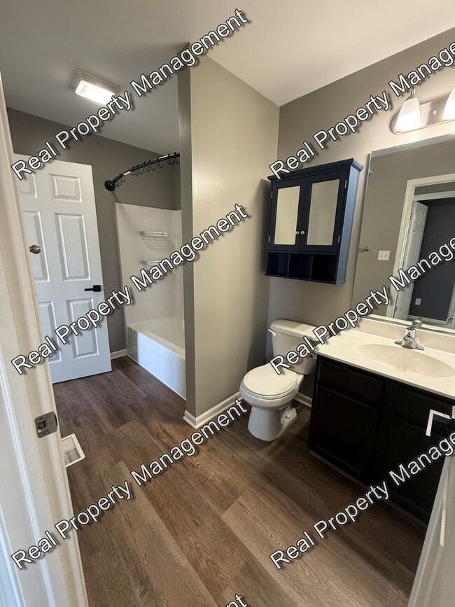 Building Photo - 2 Bedroom Townhome