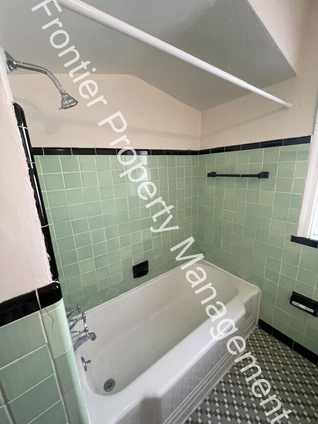 Building Photo - Charming 1-Bedroom Apartment