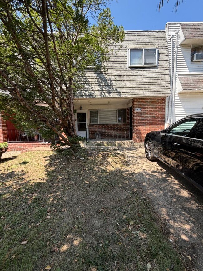 Building Photo - 1414 N 11th St