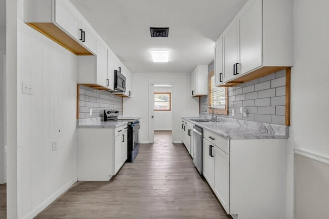 Building Photo - Renovated 3 Bedroom 2 Bath Home for Rent with Detached Garage!