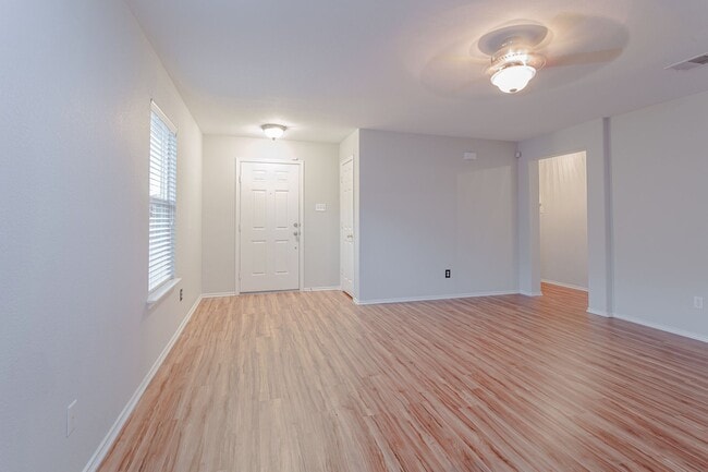 Building Photo - Inviting 4/BR 2/BA Home with Spacious Back...
