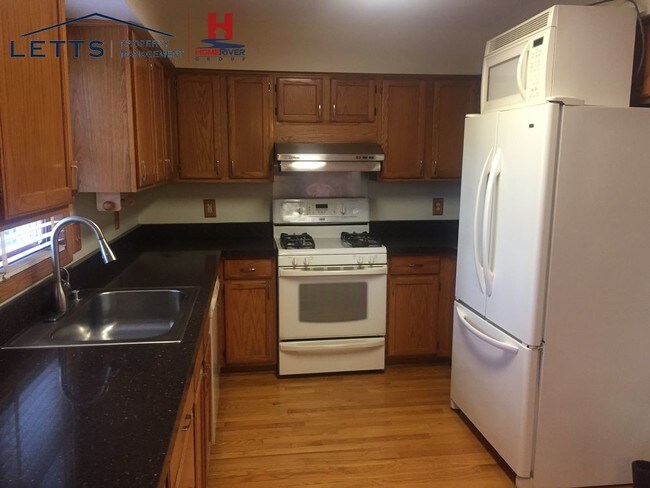 Building Photo - NEWLY RENOVATED 4 BDRM 2.5 BATH