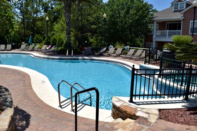 Building Photo - Barrington Park Ground Floor Condo 2/2 with Patio near Pool with Large Garage!