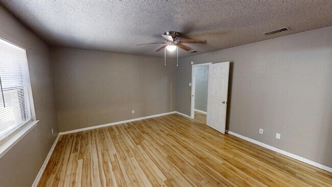 Building Photo - 519 Myra Lou Ave