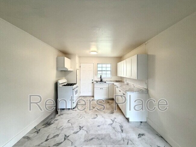 Building Photo - 229 East 28th St N