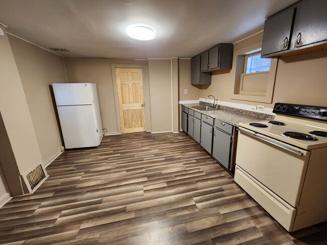 Building Photo - 3 Bedroom Home Available in Harrisburg!