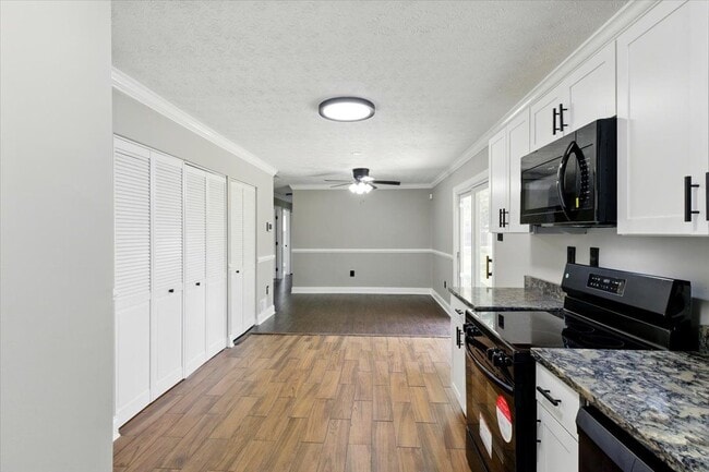 Building Photo - 643 University Dr