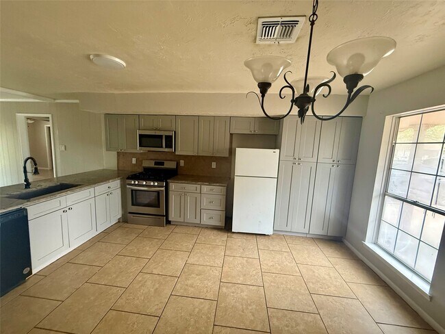 Building Photo - 3211 Hartfield Ln